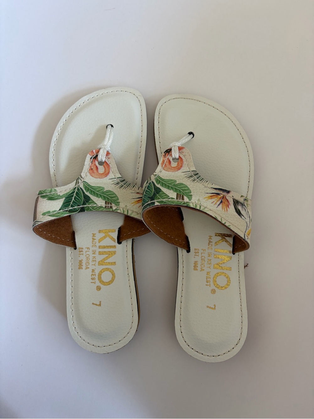 NWOT Kino womens White Floral Toe-Post Sandals made in Key West size 7